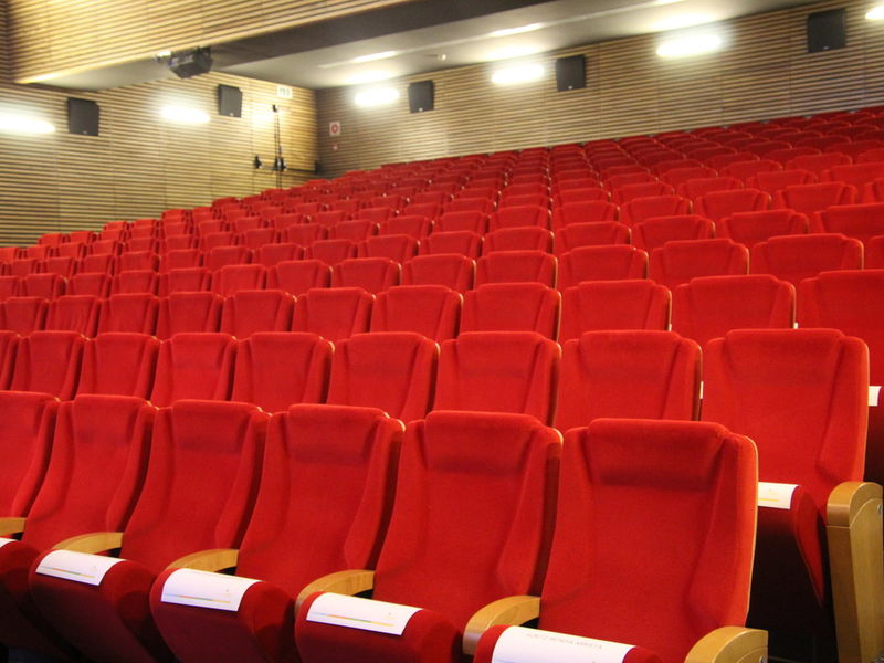 Oscar sarietan eta Urrezko Globoetan aitortutako Marty Supreme eta Los Pecadores filmak, Alicia en el País de las Maravillas operarekin batera, Lazkaoko martxoko zinema-egitarauan